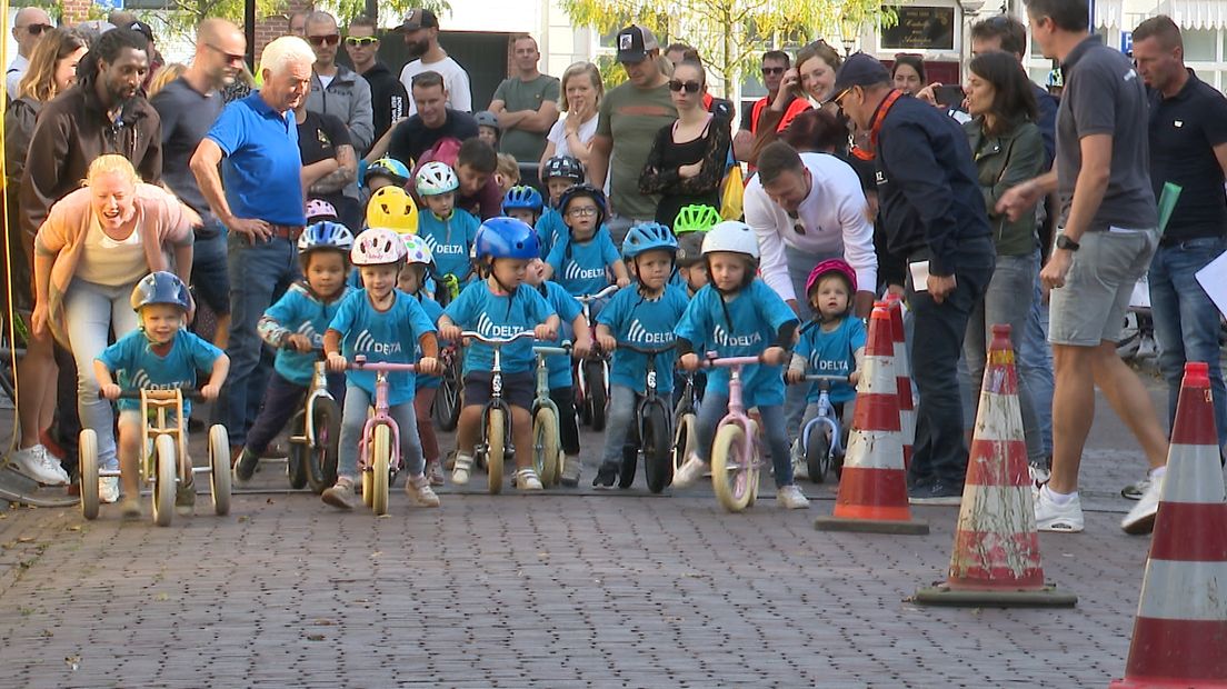 De start van de Dikke Banden Race voor de allerkleinsten in Hulst.