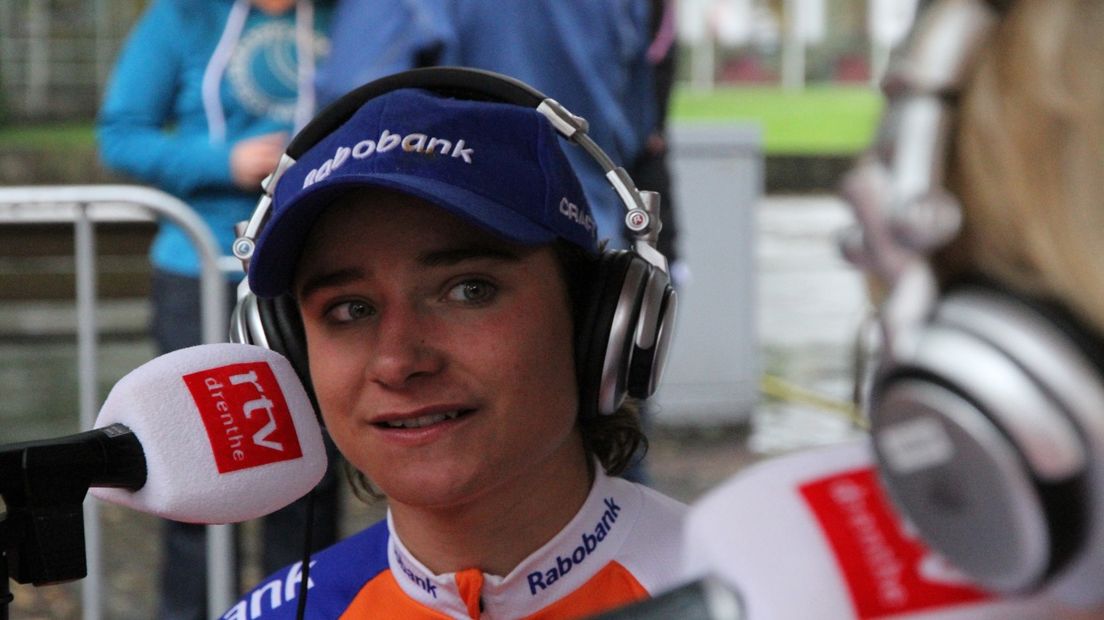 Marianne Vos voor de microfoon van RTV Drenthe (archieffoto)