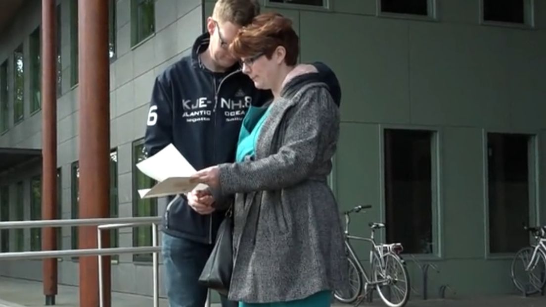Peter en Melissa schreven deze week hun doodgeboren zoon Lucas in (Rechten: RTV Drenthe)
