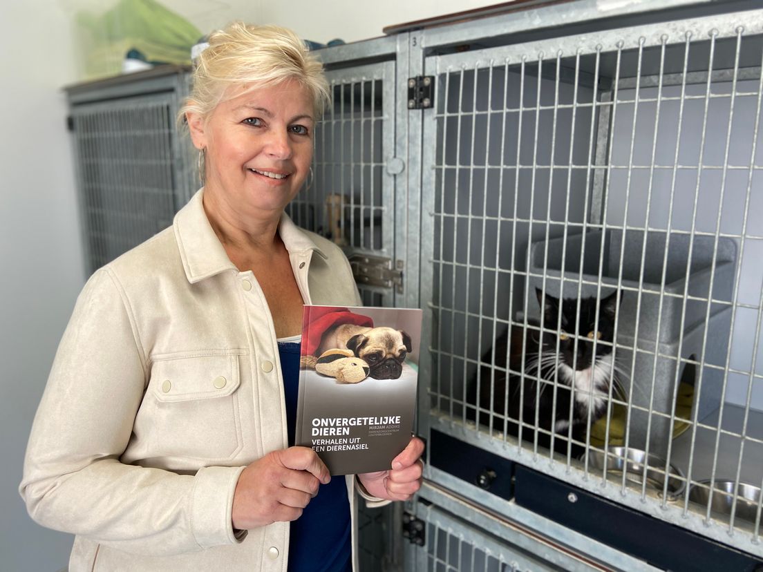 Mirjam Addiks met haar boek 'Onvergetelijke Dierenverhalen'