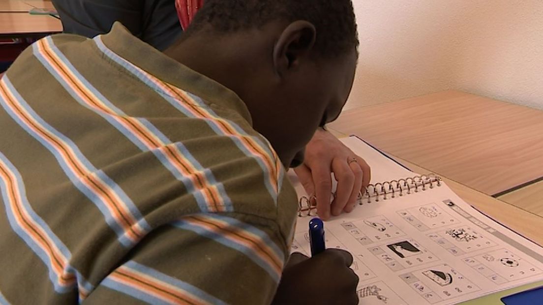 Oorlogskinderen, sommige zijn nog nooit naar school geweest, hebben zelfs niet geleerd een pen vast te houden. En nu zijn ze in Nederland en moeten ze naar school. Om deze kinderen klaar te stomen voor het Nederlandse onderwijs krijgen ze eerst les in een nieuwkomersklas. In Tiel begon afgelopen maandag zo'n klas.