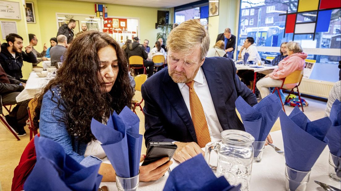 Koning spreekt in Laak over aardbevingsgebied