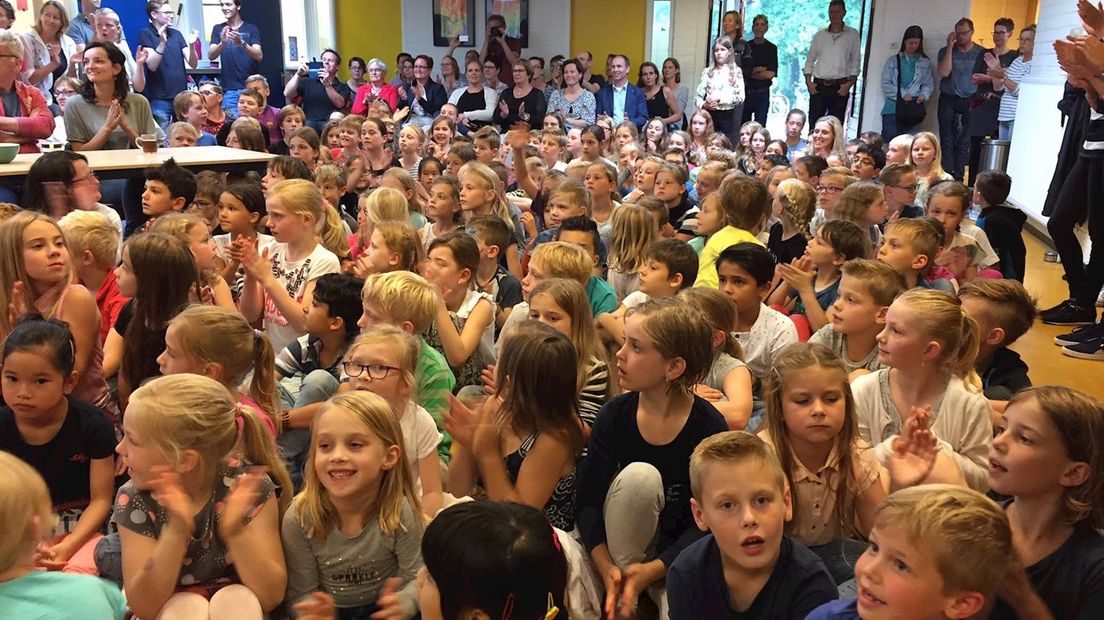 De hele school was uitgelopen om erbij te zijn