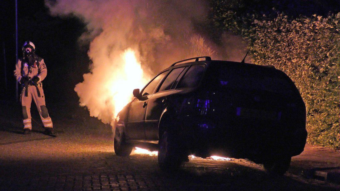 Deze auto aan de Marconistraat in Assen ging in vlammen op (Rechten: Persbureau Meter)
