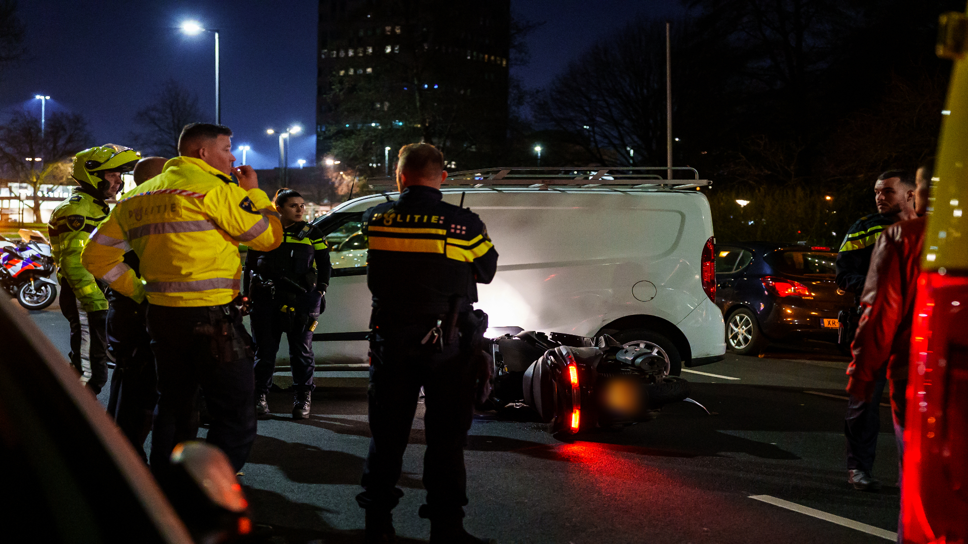 Motorrijder raakt gewond na aanrijding busje