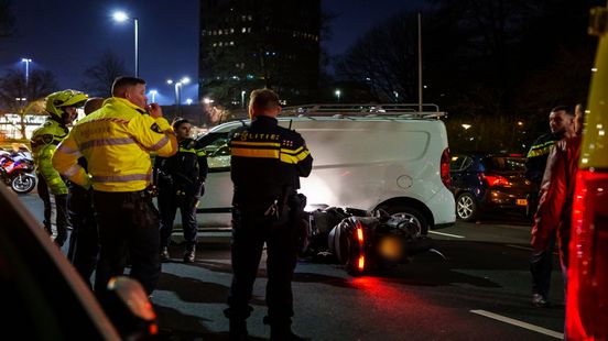 Motorrijder gewond na aanrijding met busje | Scooter botst tegen lantarenpaal op fietspad. Motorrijder gewond na aanrijding met busje | Scooter botst tegen lantarenpaal op fietspad.