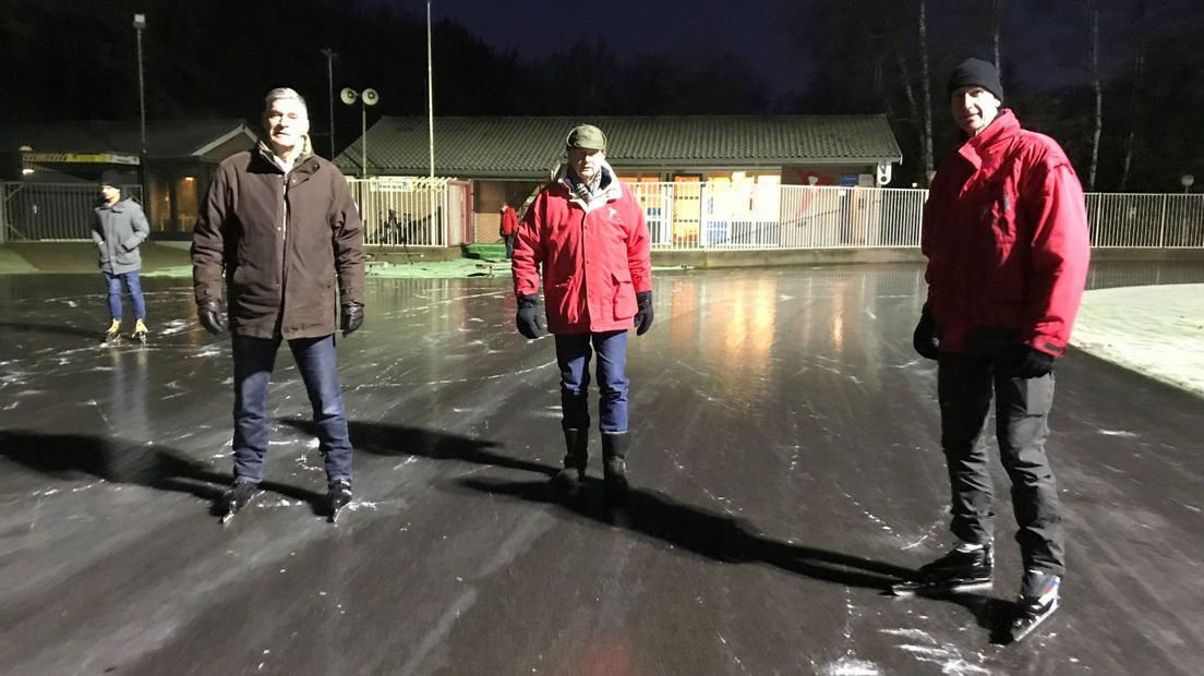 Burgemeester Frits Naafs (links) was al vroeg uit de veren om het ijs uit te proberen.