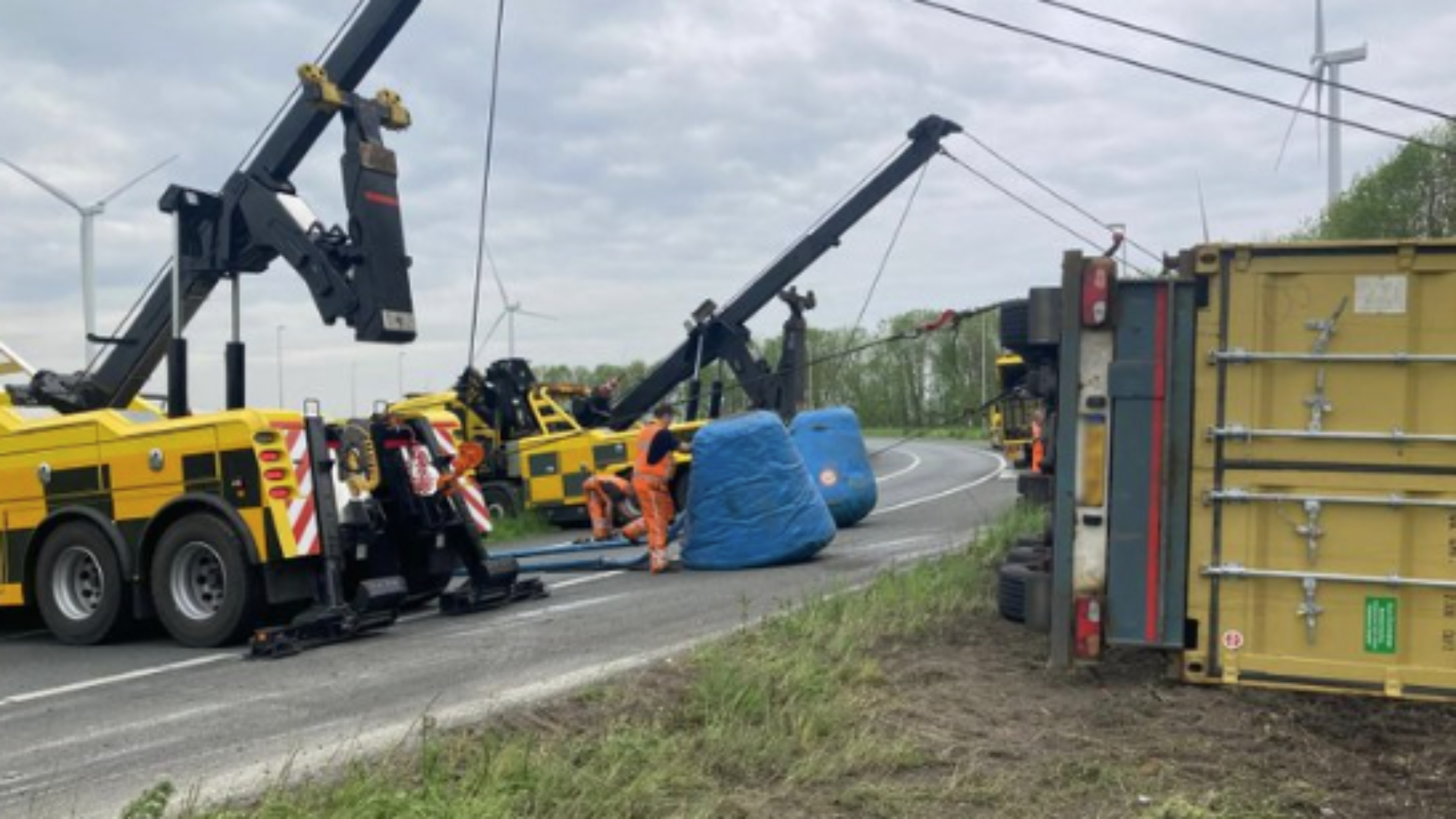 Het duurt tot 20:00 uur voordat al het materiaal is weggehaald.