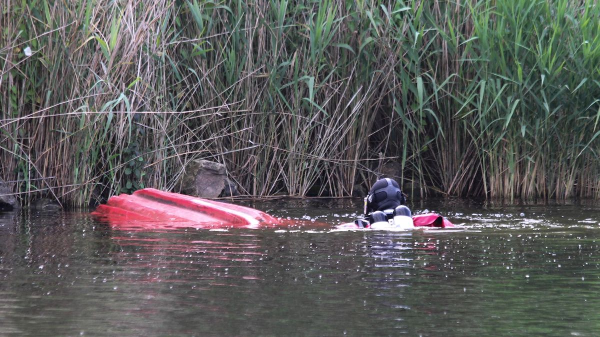 Brandweer rukt uit voor boot op de kop in kanaal Aadorp