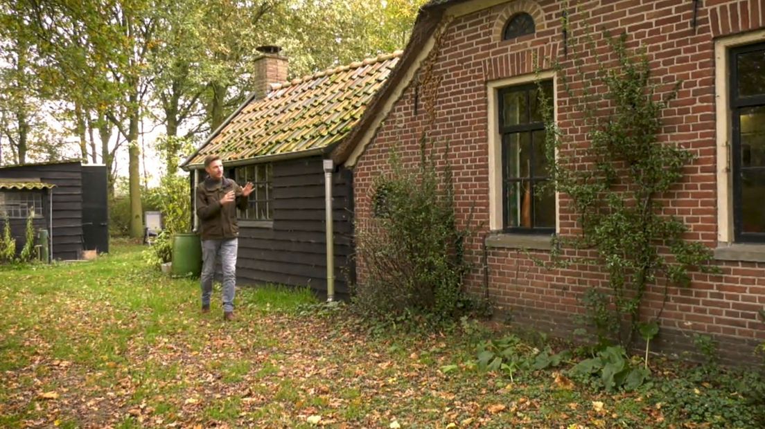 Jermo Tappel bij de unieke kleine boerderij. (Rechten: RTV Drenthe)