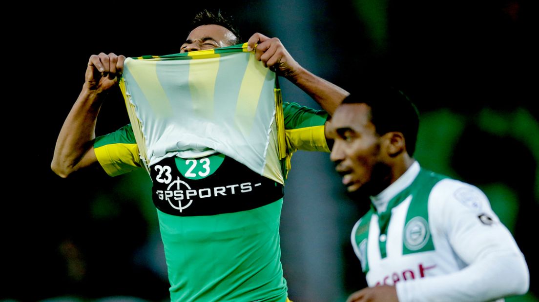 Roland Alberg uit zijn frustratie tijdens FC Groningen - ADO. 