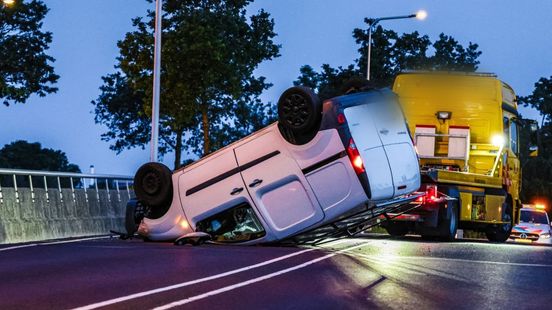 Gewonde bij ernstig ongeval op viaduct in Hengelo | Wielrenner gewond bij eenzijdig ongeval. Gewonde bij ernstig ongeval op viaduct in Hengelo | Wielrenner gewond bij eenzijdig ongeval.