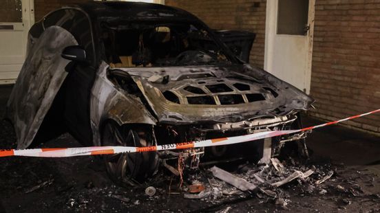 Auto door brand verwoest | Bezoekers dansfeest moeten Van Nellefabriek uit door traangas