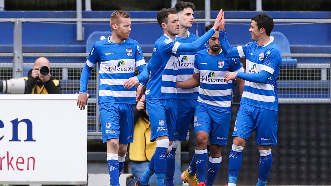 Thomas Lam viert zijn winnende treffer voor PEC Zwolle