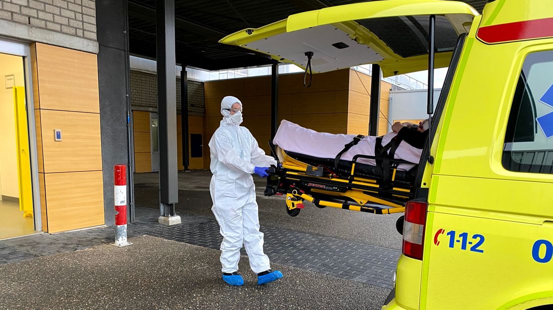 Een covid-patiënt komt binnen op de Spoedeisende Hulp (Rechten: RTV Drenthe / Ronald Oostingh)