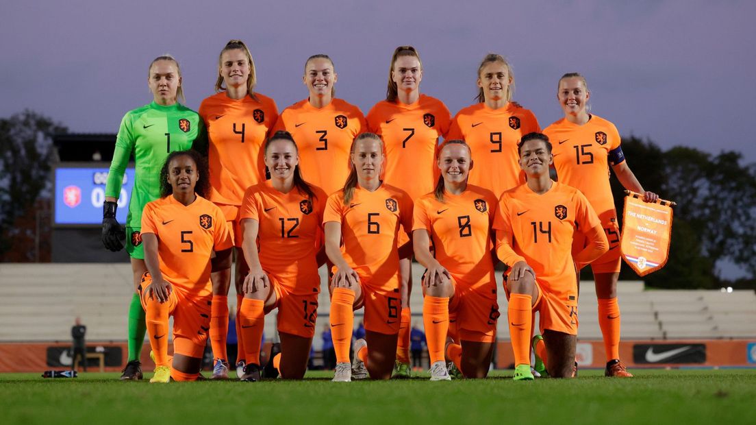 Liz Rijsbergen (nummer 7) en Jaimy Ravensbergen (nummer 8) maakten hun opwachting in Jong Oranje