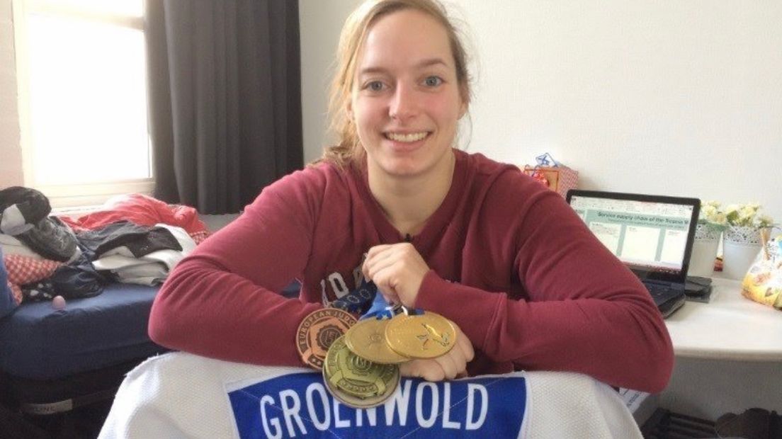 Larissa Groenwold showt haar medailles (Rechten: Karin Mulder)
