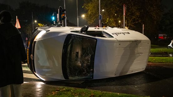 Bestelbus kantelt na botsing, één gewonde | Schietpartij op terras. Bestelbus kantelt na botsing, één gewonde | Schietpartij op terras.