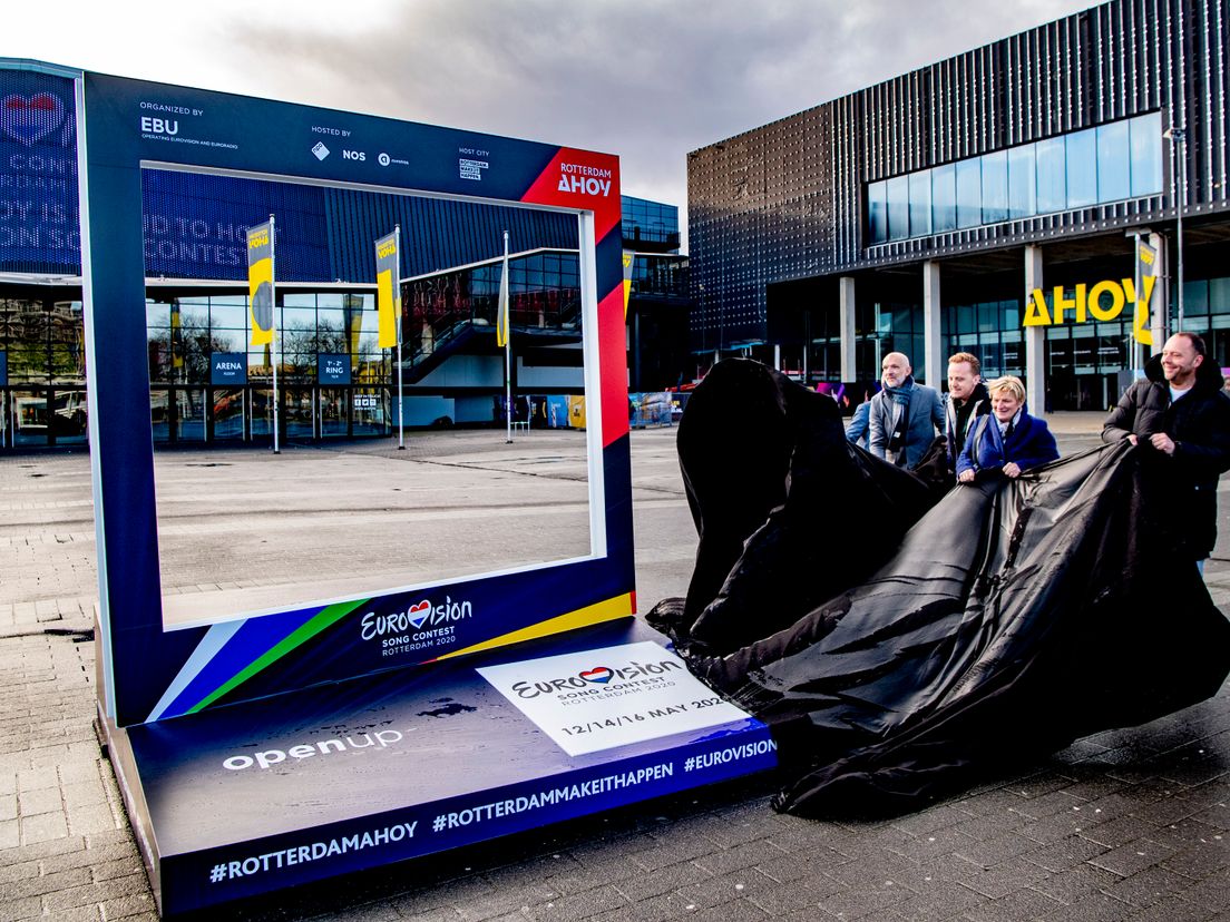 De onthulling van de Songfestivaltegel bij Ahoy