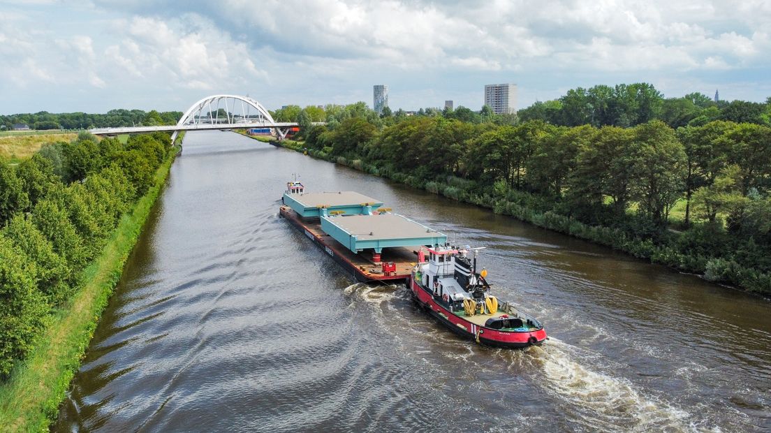De Euvelgunnerbrug arriveert in Groningen