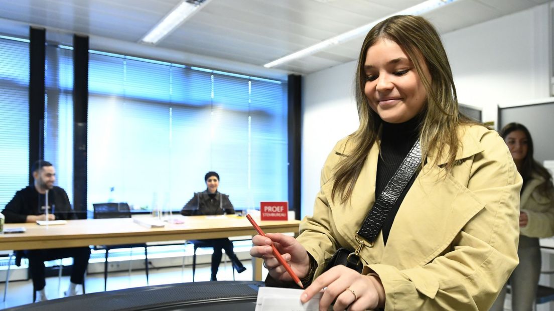 Jongeren tijdens een proef om te stemmen op het stadhuis van Arnhem in aanloop naar de gemeenteraadsverkiezingen van 2022