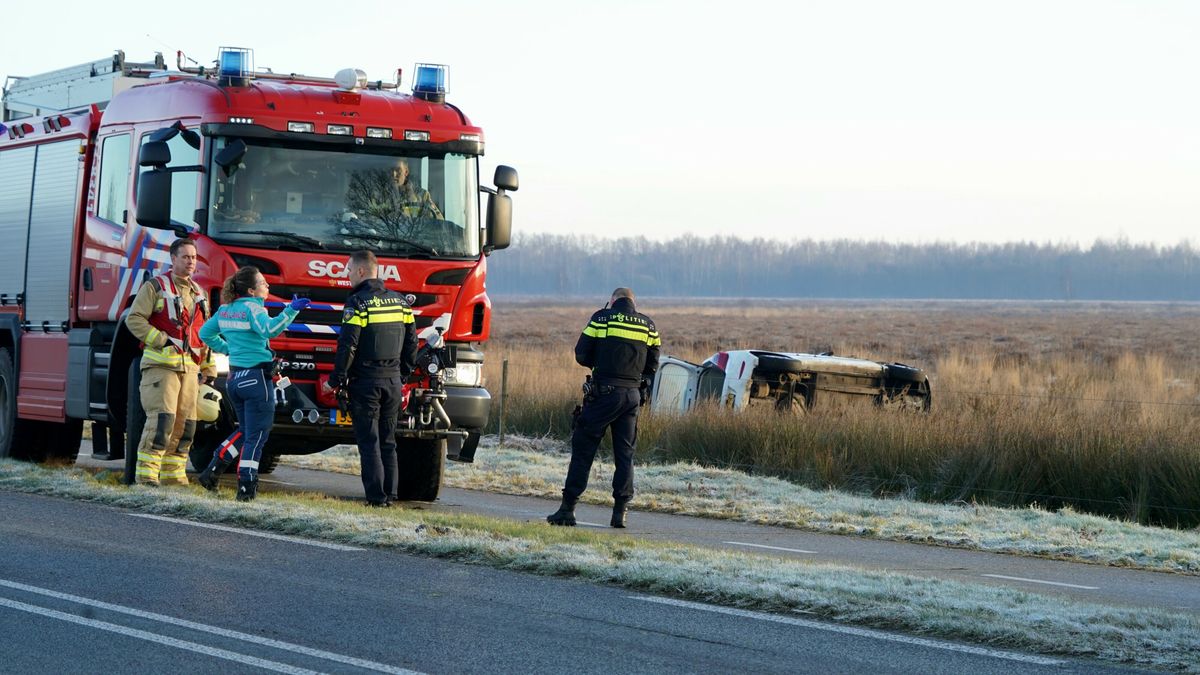 Automobilist mist flauwe bocht bij Nieuw-Balinge en raakt gewond