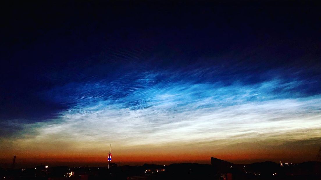 Lichtende nachtwolken boven Alphen aan den Rijn op 21 juni 2019