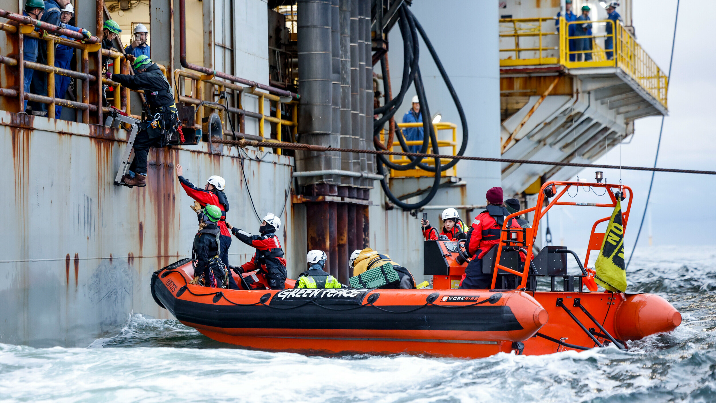Actievoerders van Greenpeace beklimmen boorplatform ONE-Dyas boven Schiermonnikoog.
