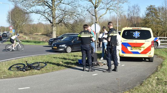 Wielrenner ziet auto over het hoofd en raakt gewond