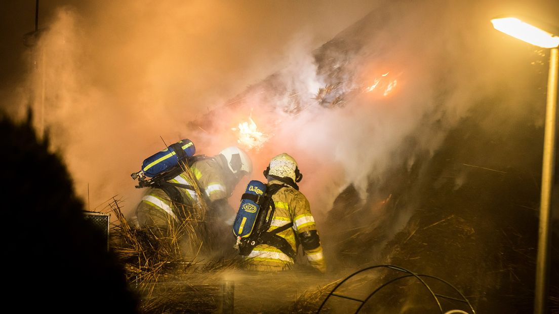 Rietenkapspecialisten van de brandweer in actie.