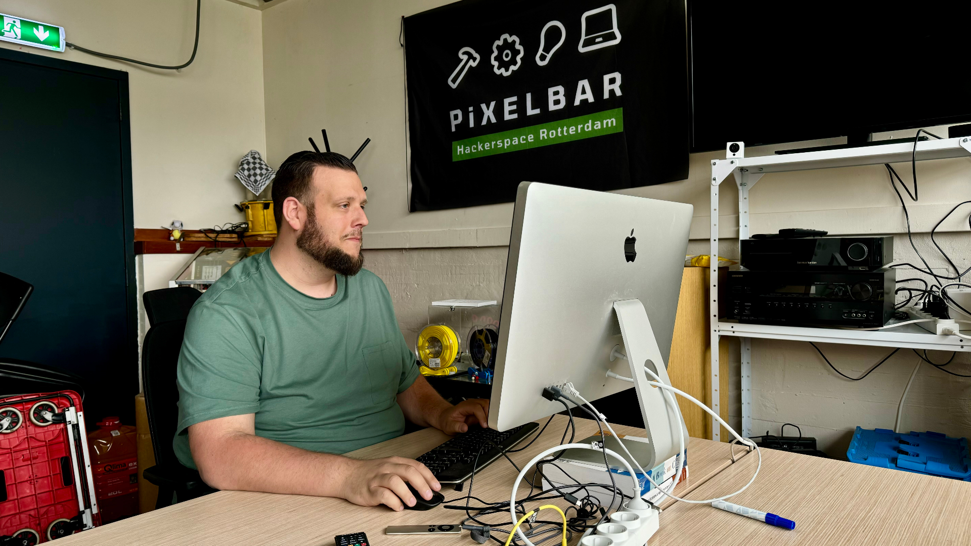 Raymond Karlas in de tijdelijke Hackerspace