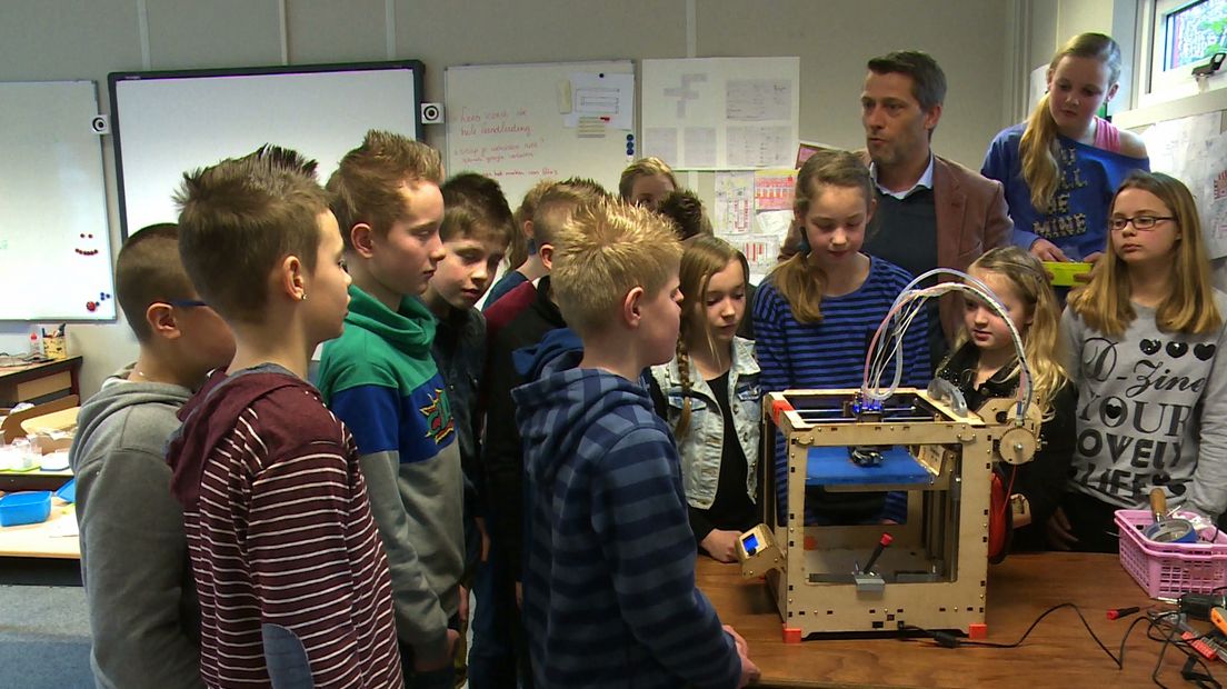 Kinderen kijken naar een 3D-printer (Rechten: archief RTV Drenthe)