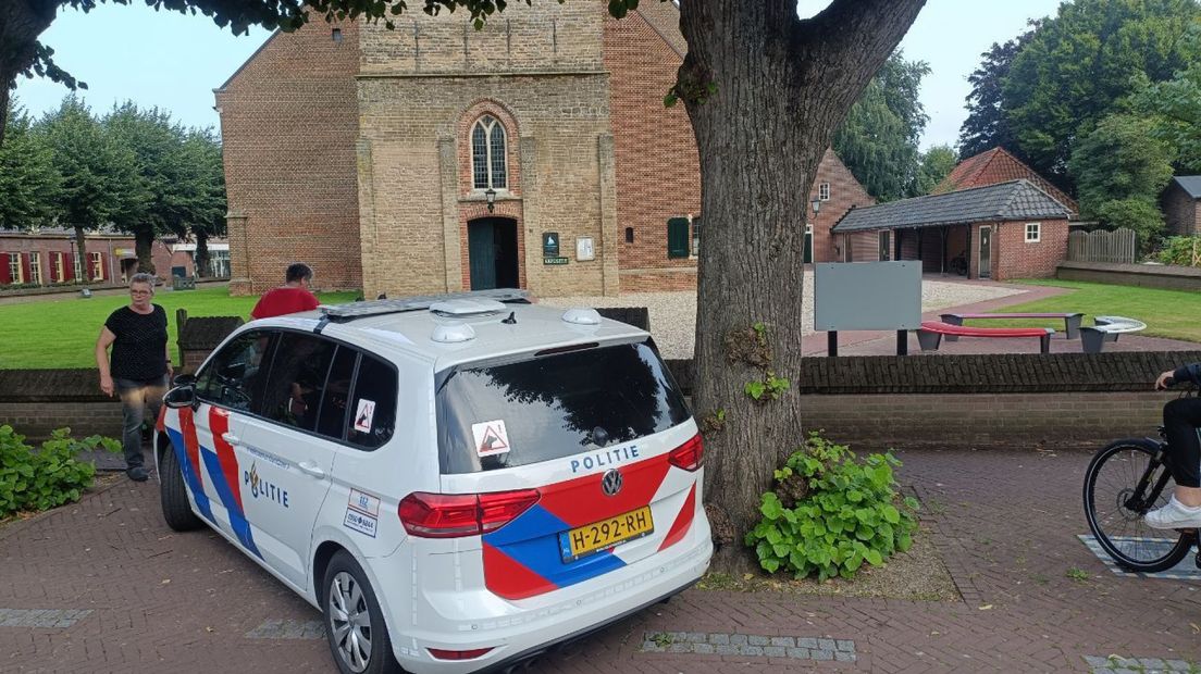 De politie bij de Lambertikerk in Zelhem.