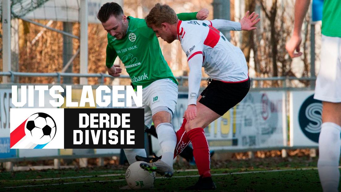 Melvin Vissers van Westlandia (l) in duel met Hoogland-speler Martijn Koelewijn.
