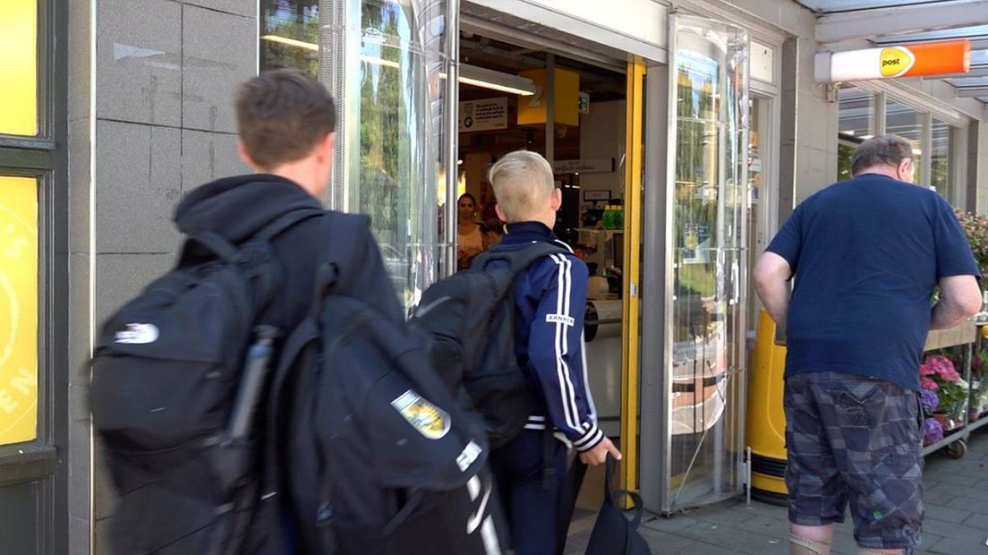 Arnhemse scholieren bezoeken de Jumbo aan de Rosendaalseweg.