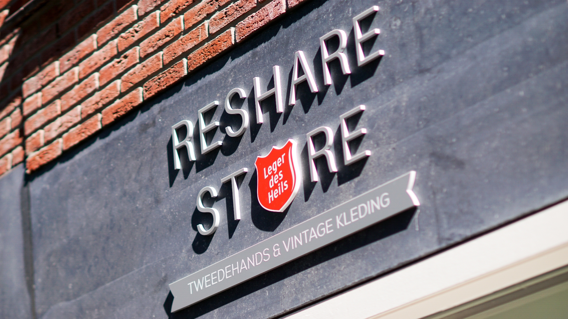 ReShare Store Groningen zamelt schoenen in voor mensen in nood