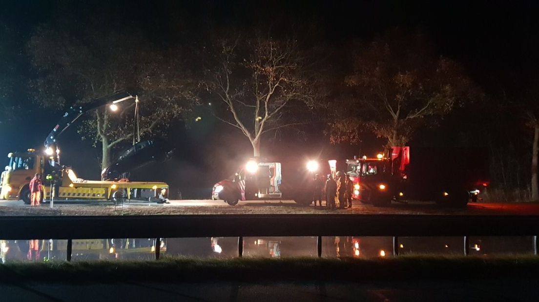 Duikers hebben de bestuurder uit de auto in het water gehaald (Rechten: Persbureau Meter)