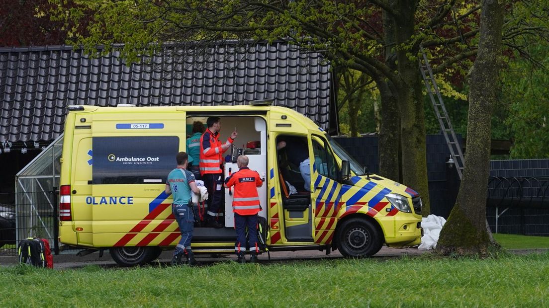 Een ambulance op de plek van het ongeval