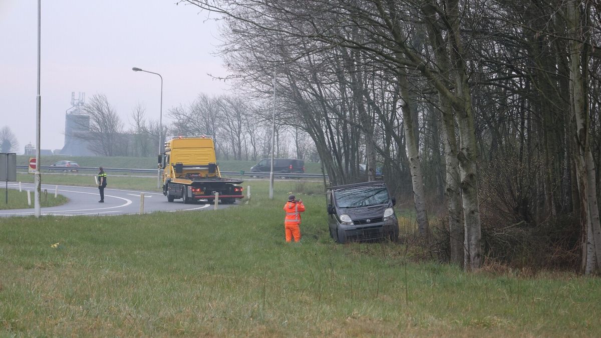 Bestuurder raakt van de weg bij Dronryp en vlucht