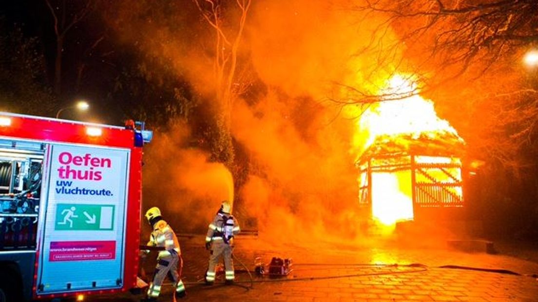 Een muziektent met rieten kap aan de Binnenweg in Ellecom is door brand verwoest.