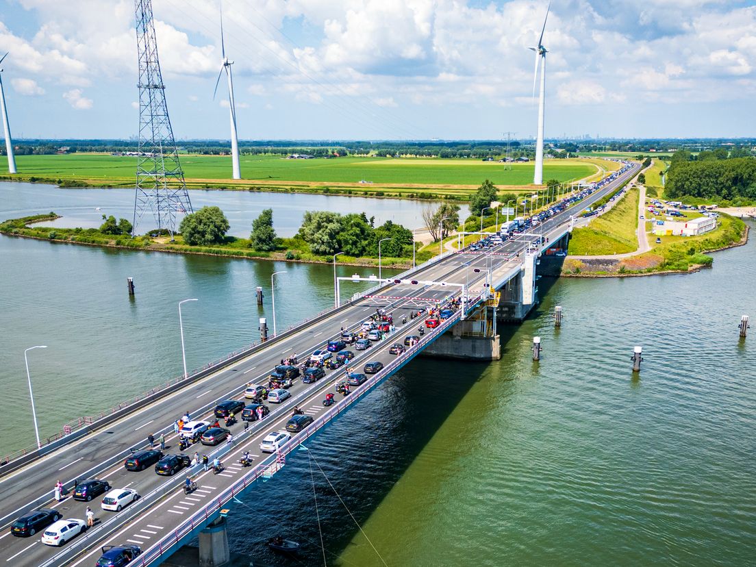 De Haringvlietbrug staat in storing nadat een slagboom kapot is gereden