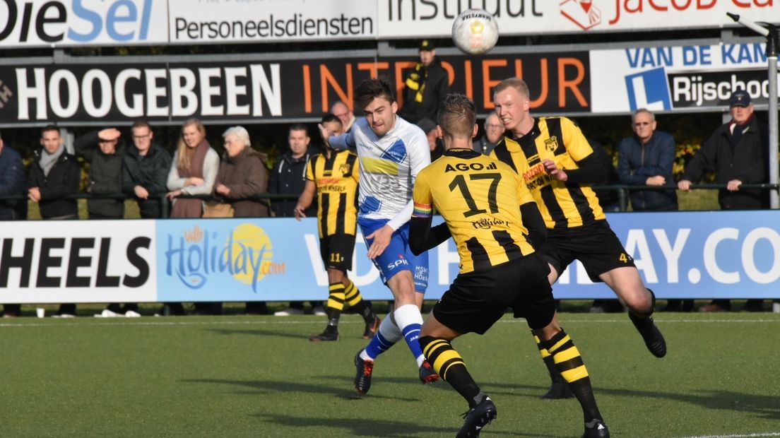 Rik Impens in duel in de uitwedstrijd tegen DVS'33
