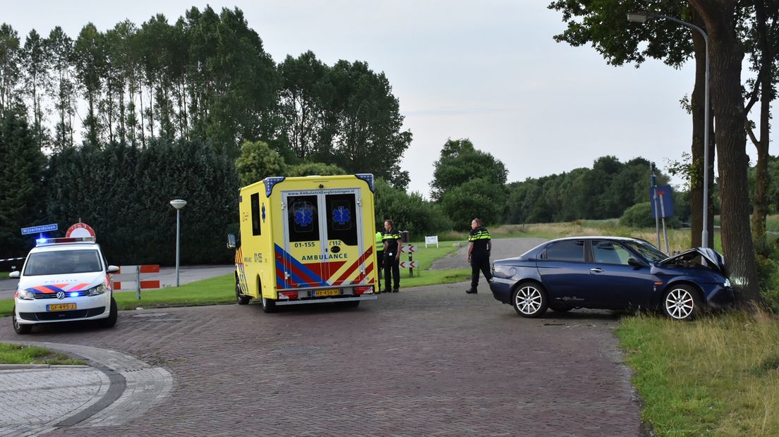 De auto eindigde tegen een boom (Rechten: Persbureau Meter)