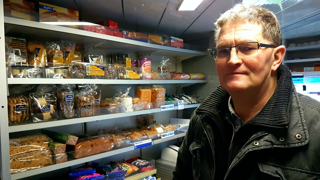 Koos Duker in zijn rijdende winkel (Rechten: Jasmijn Wijnbergen/RTV Drenthe)