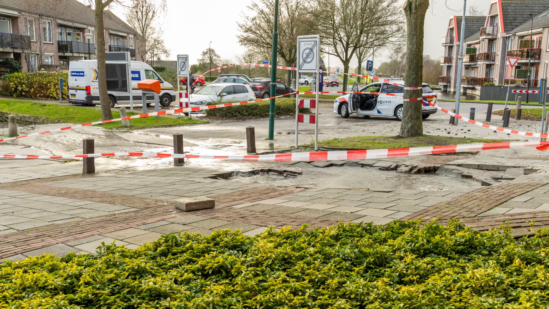 Sinkhole door kapotte waterleiding in Wilnis, tientallen huishoudens tijdelijk zonder water