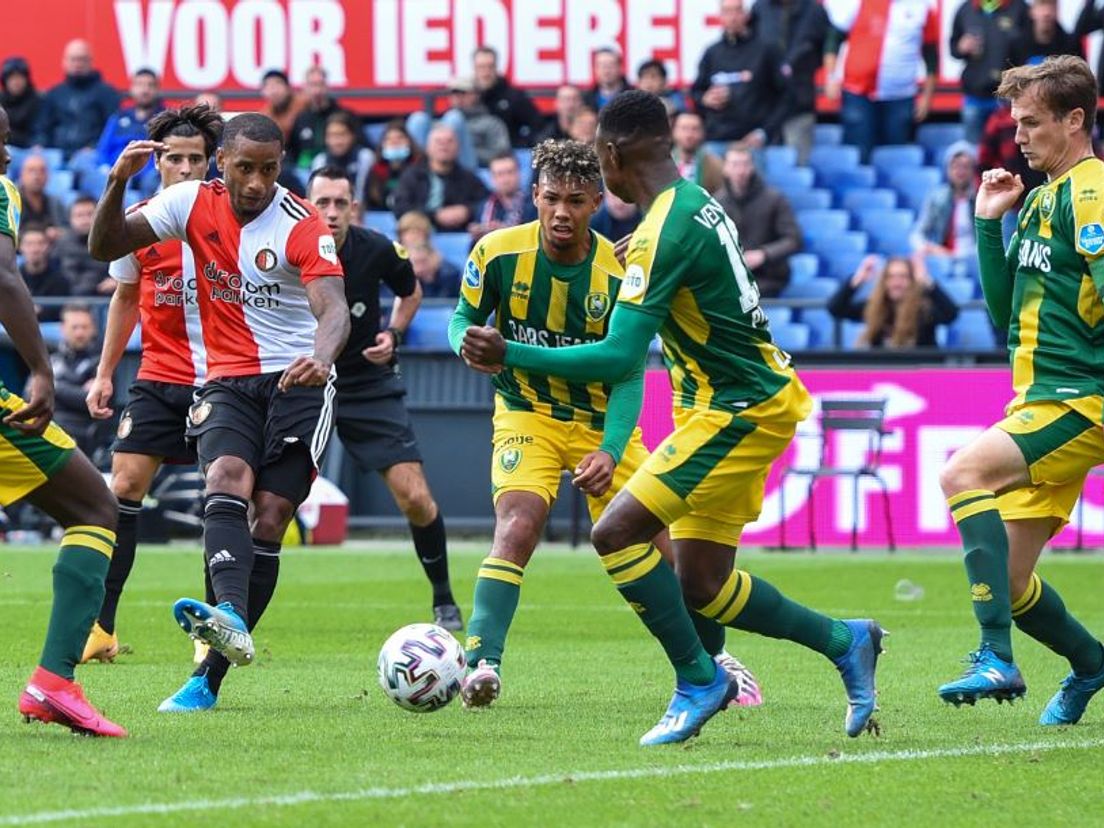 Luciano Narsingh haalt doeltreffend uit en schiet Feyenoord naar een 3-2 voorsprong tegen ADO. (VK Sportphoto - Yannick Verhoeven)
