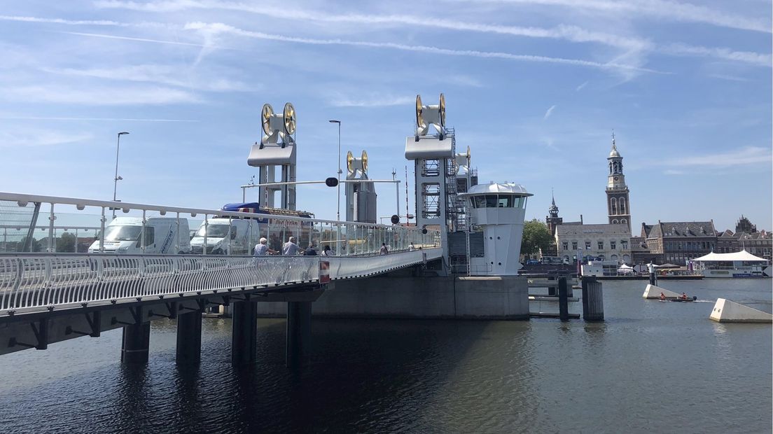 De gemeente Kampen is begonnen met de renovatie van de Stadsbrug