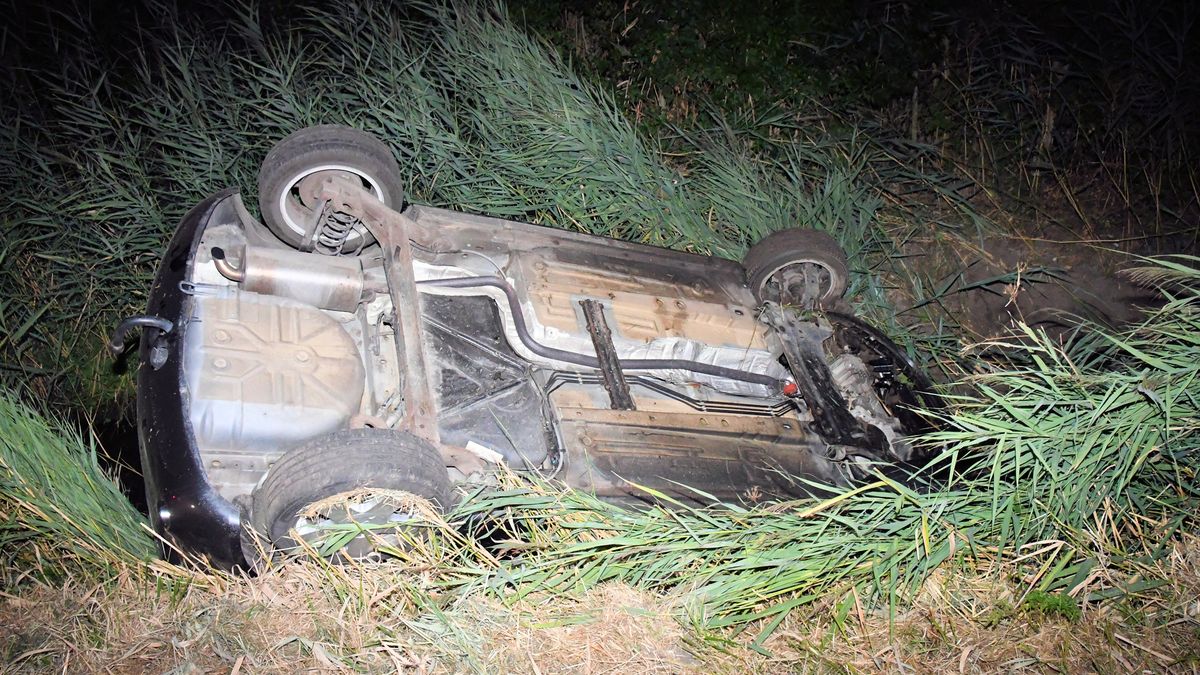Auto ondersteboven in sloot bij Breskens