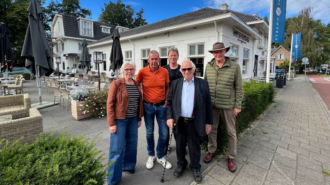Inwoners van Beekbergen voor Hotel Het Veluwse Bos