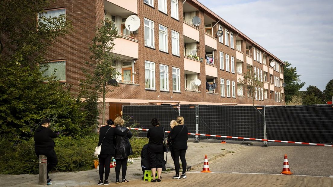 Mensen leggen bloemen bij de flat waar de twee vrouwen om het leven zijn gebracht